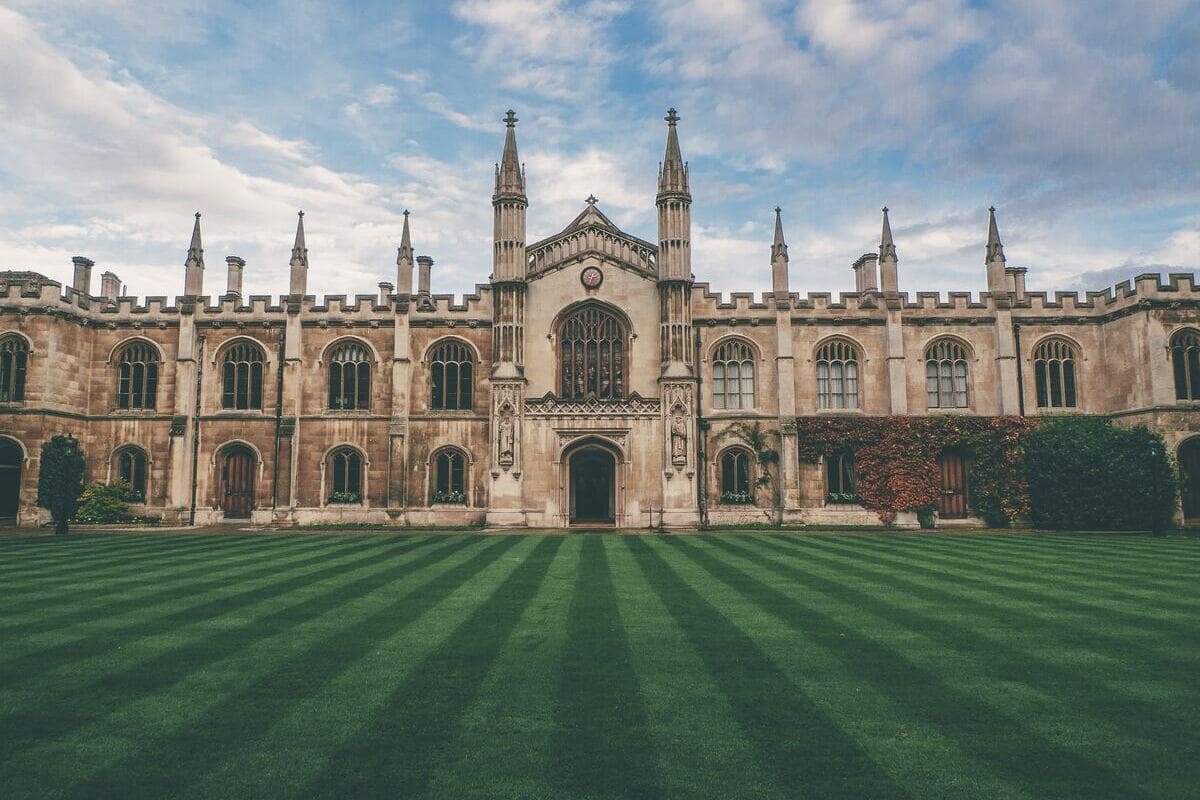 Já pensou em se formar em Yale ou Harvard? Aprenda como estudar de graça