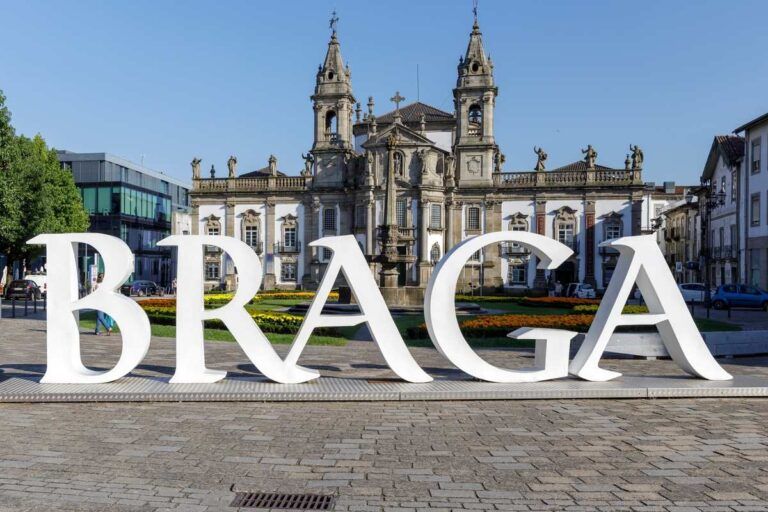 Centro da cidade de Braga, Portugal com igreja ao fundo.