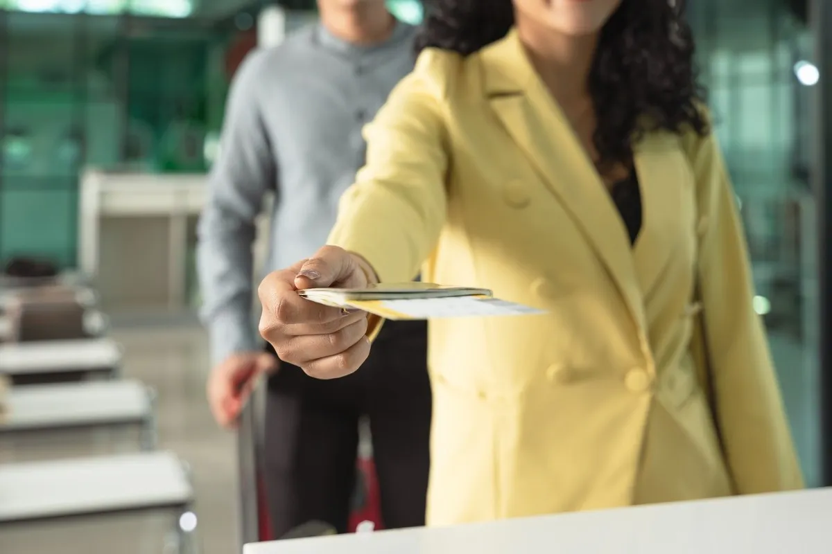 Mulher entregando carta convite para imigração no aeroporto.