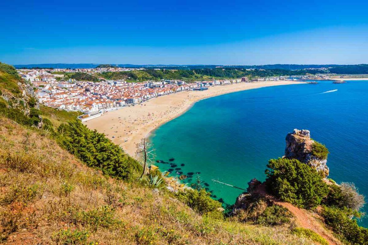 Famosa praia de Nazaré, Portugal, vista do Forte de São Miguel