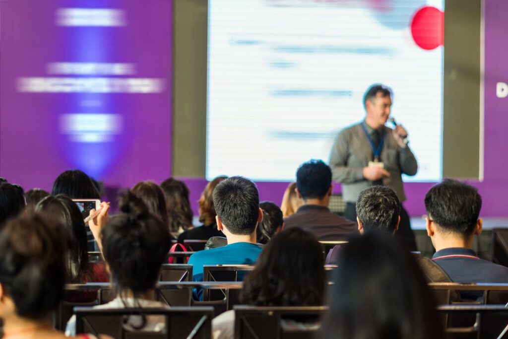 Participantes assistindo a palestra durante o evento.