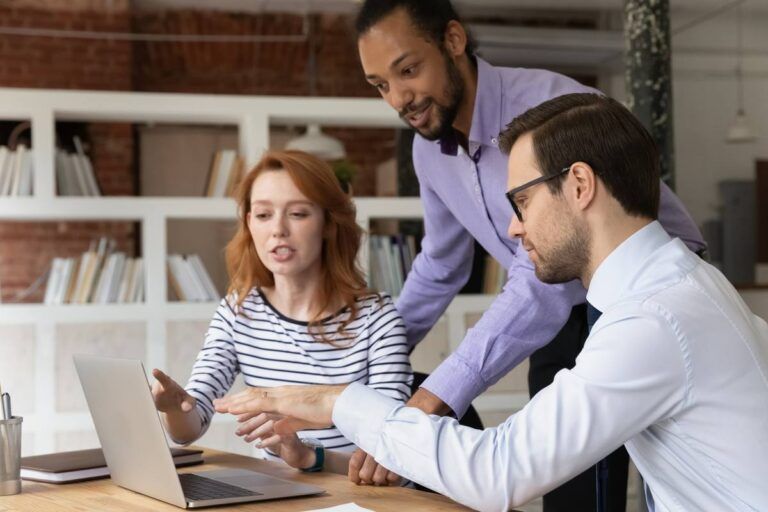 Grupo acessando o site da Benfeitoria para lançar um projeto de financiamento coletivo.