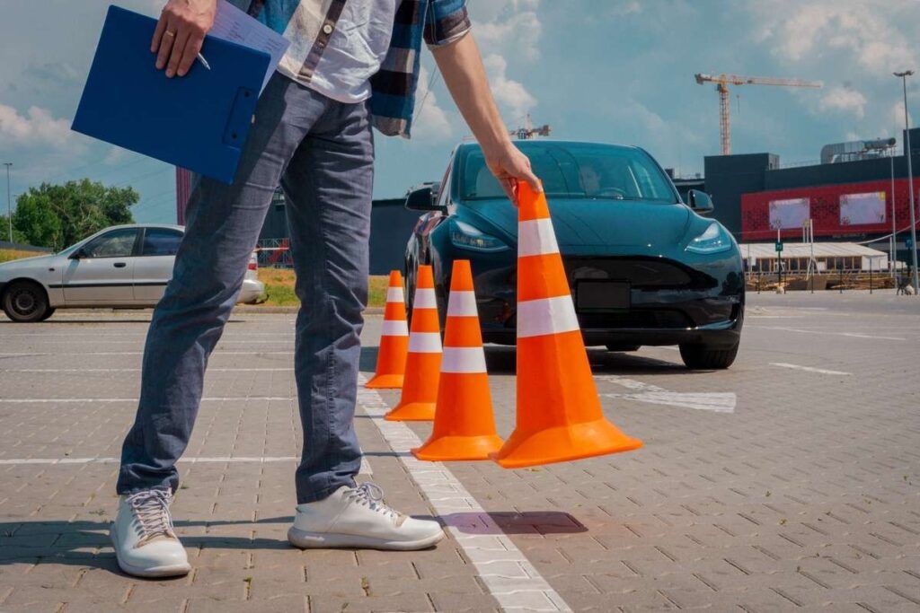 Instrutor durante prova técnica para tirar carteira de motorista na Alemanha. 