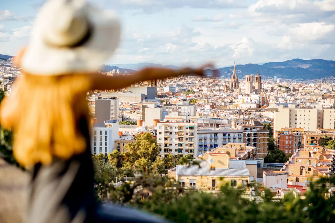 Mulher que escolheu morar em Barcelona explorando as ruas durante o dia