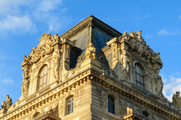 Fachada do Museu do Louvre.