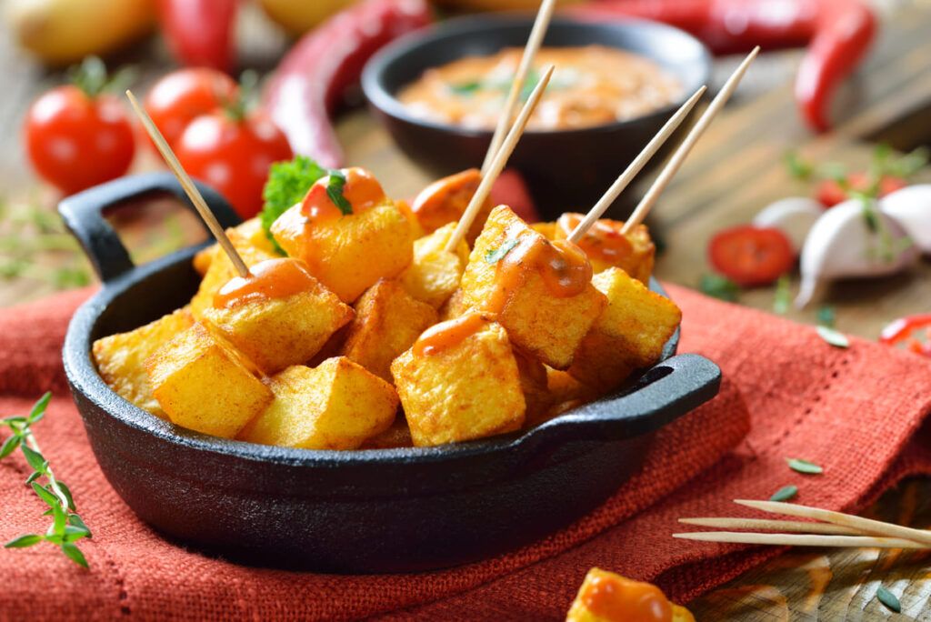 Patatas Bravas servidas como petiscos.