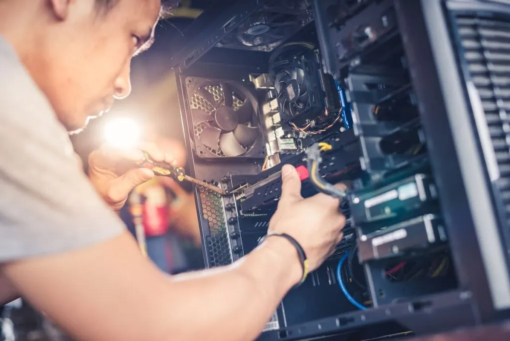 Homem mexendo nos vários tipos de hardware.