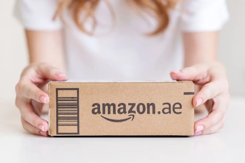 Uma caixa de papelão com a logomarca da Amazon para ilustrar um texto que fala sobre a adesão da Amazon ao programa Remessa Conforme