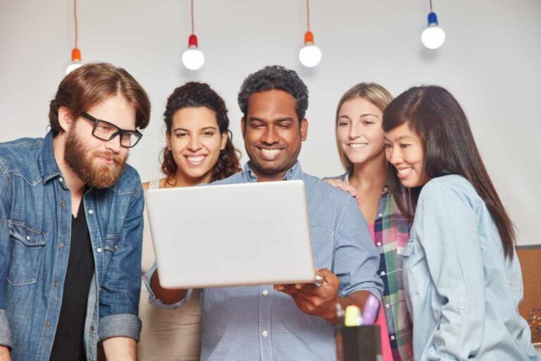 Grupo de pessoas em frente ao notebook, prontos para lançar campanha no Catarse.