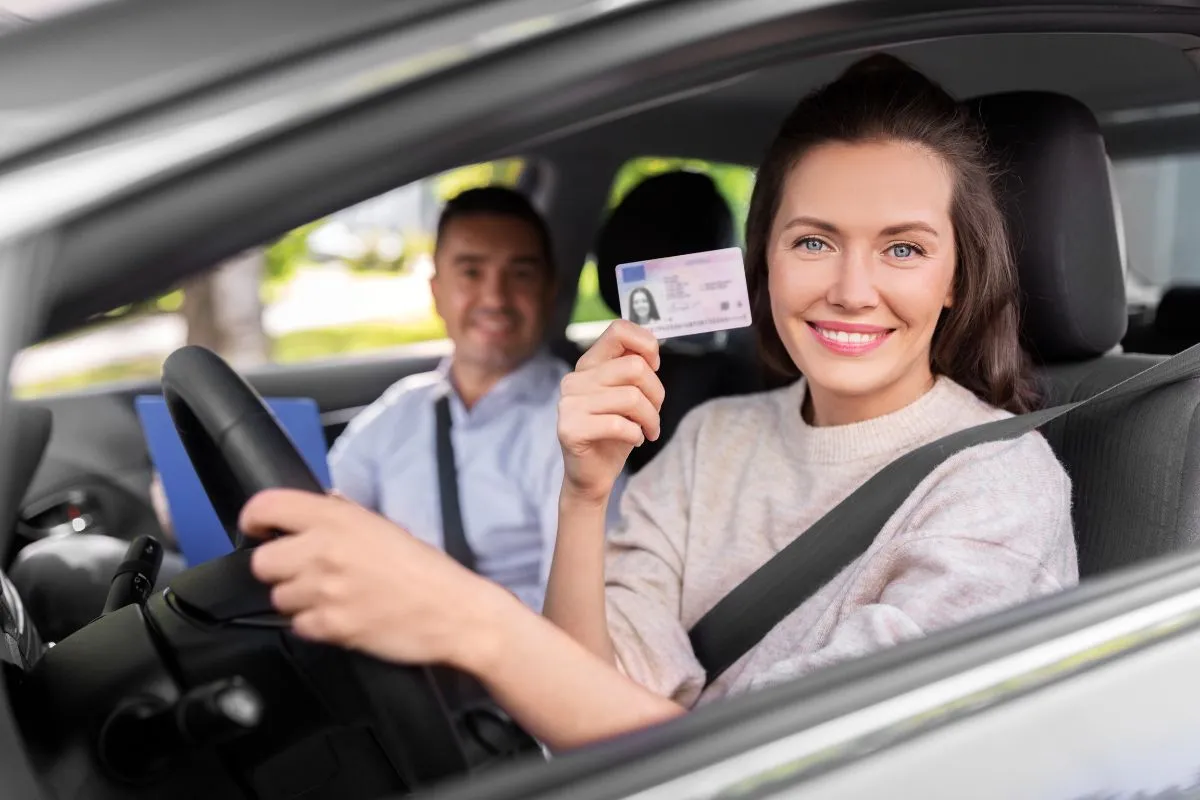 Mulher no carro após tirar carteira de motorista na Irlanda.