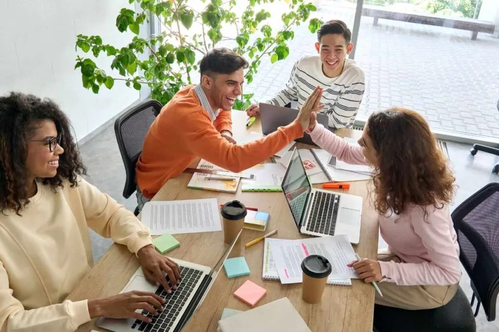 Equipe de trabalho comemorando após arrecadar fundos no Catarse. 