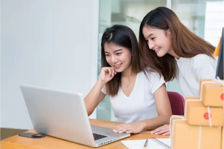 Mulheres olhando empresas que aceitam afiliados na internet.