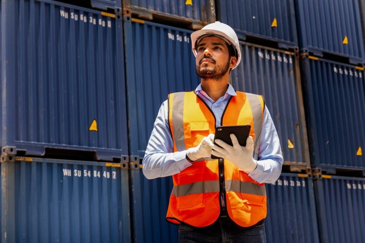 Homem conferindo o ICMS na importação.