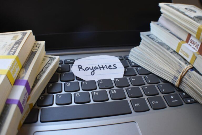 Imagem mostra dinheiro para pagamento de royalties.