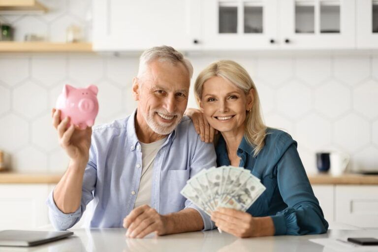 Casal segurando dinheiro investido em VGBL.