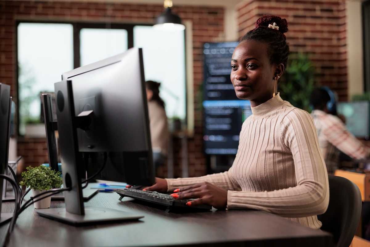 Mulher acessando o Amazon Web Services AWS no escritório.