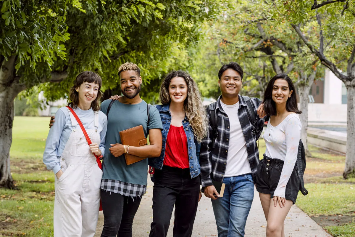 Alunos de uma universidade juntos para ilustrar um texto cobre como fazer intercâmbio de graça