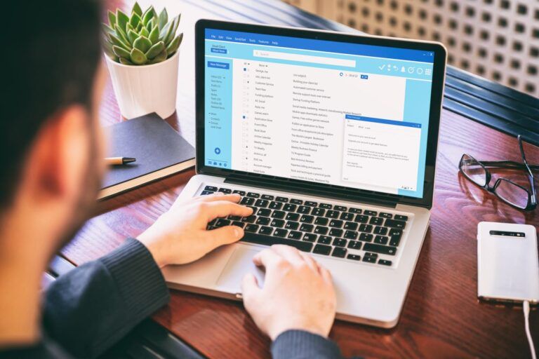 Homem lendo os seus e-mails após recuperar uma conta Google.