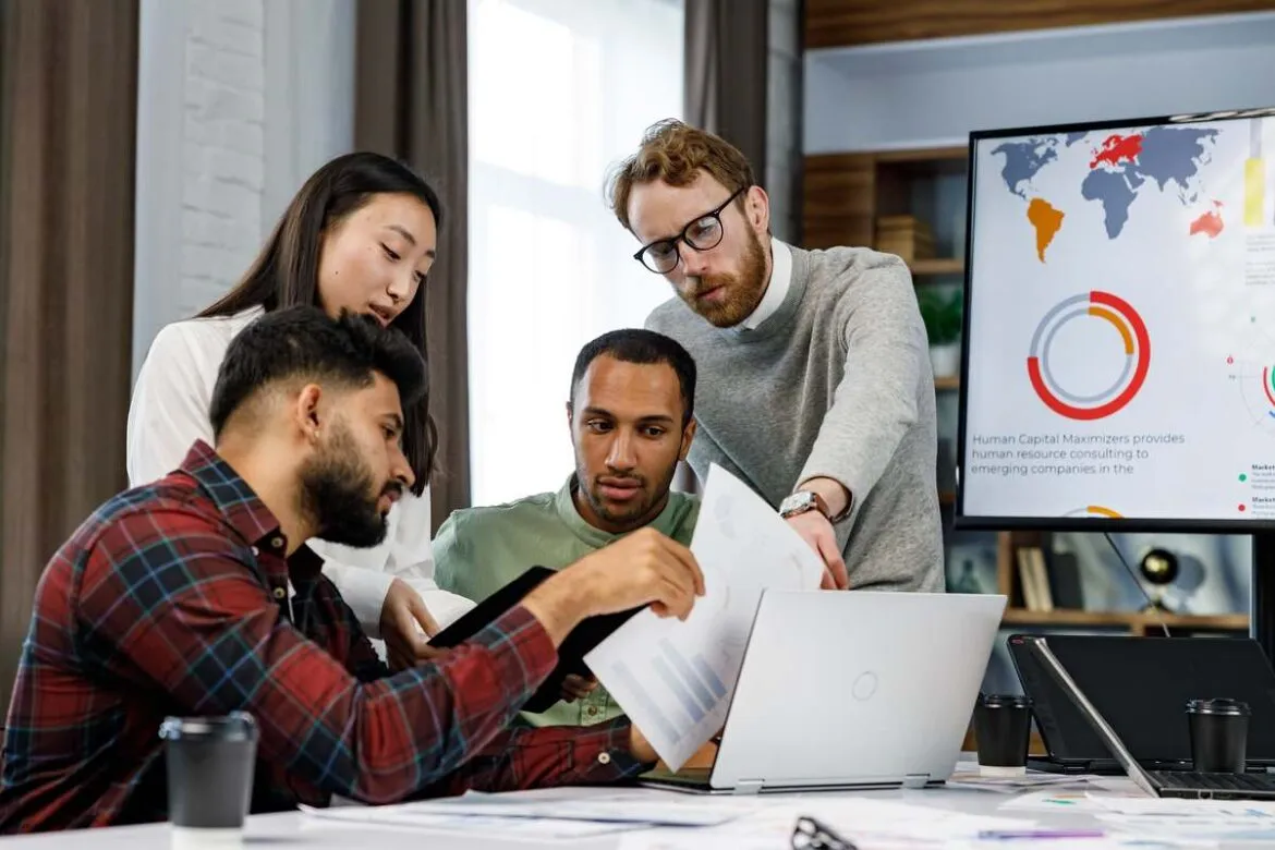 Grupo de empreendedores discutindo como abrir uma empresa em Malta.