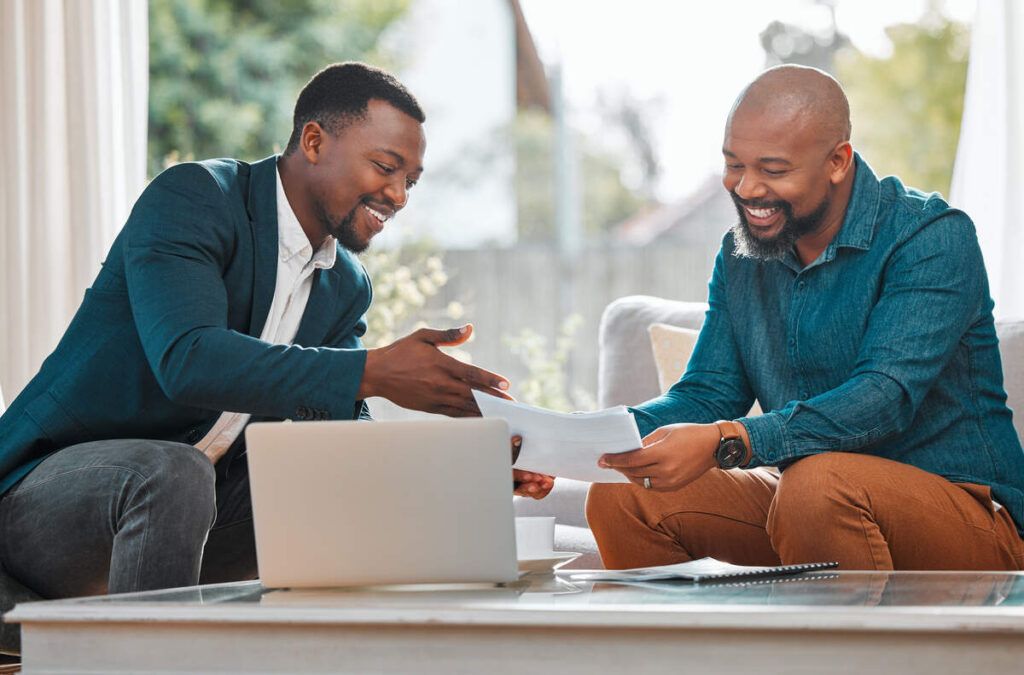 Homens em reunião com documento