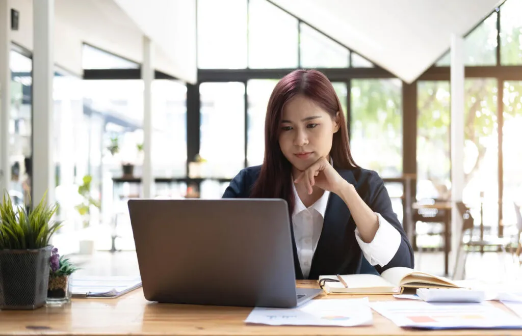 Mulher asiática mexendo no computador