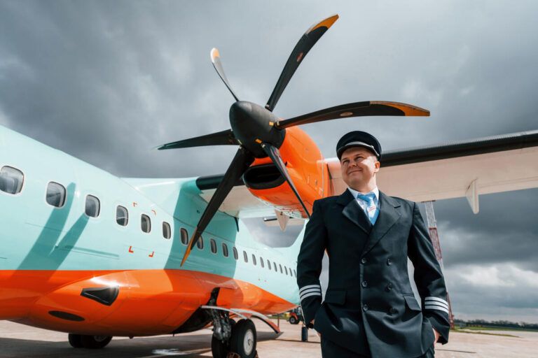 Homem na frente de um avião