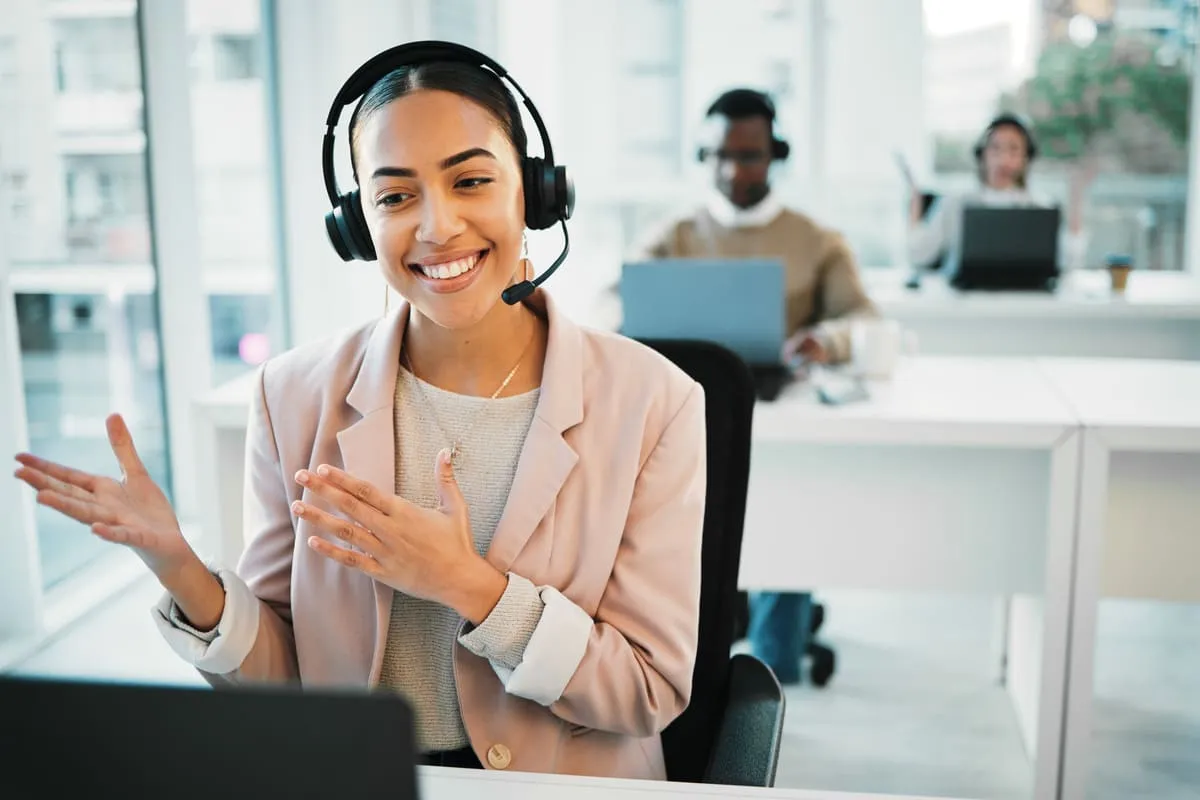 Atendente de call center para falar sobre o telefone do PagSeguro, atual PagBank.