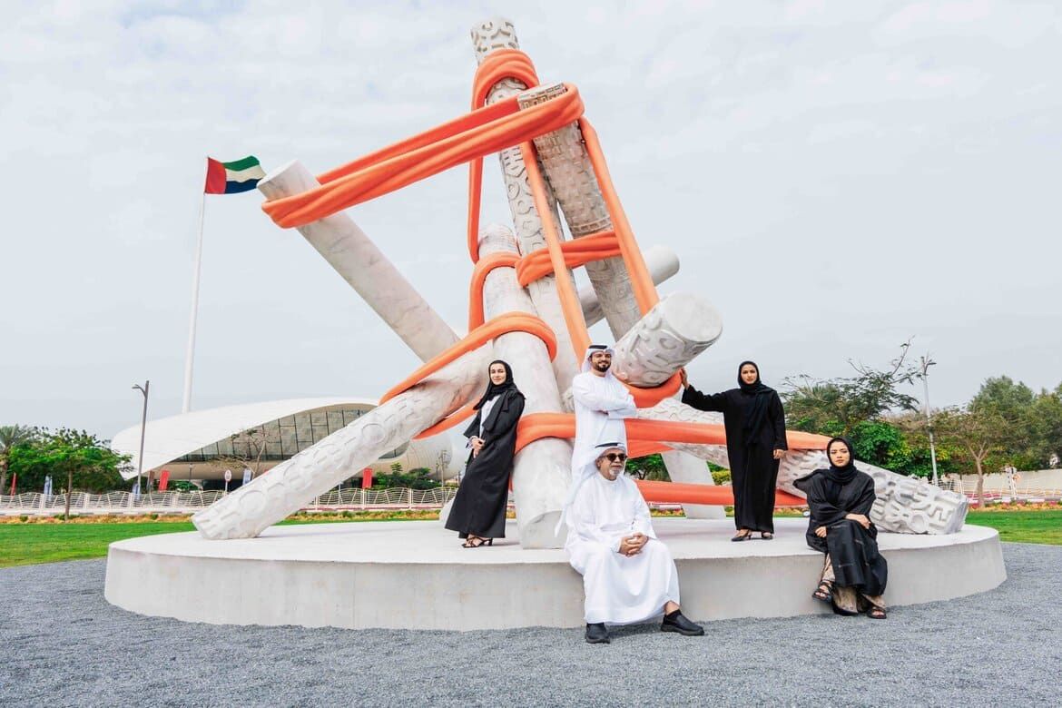 Escultura coletiva 'União de Artistas' em Dubai, foto de Cedric Ribeiro.