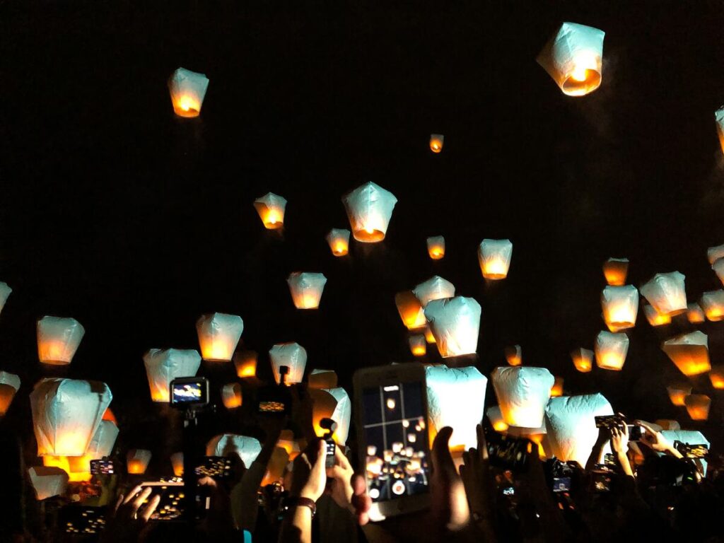 Milhares de pessoas no festival mais famoso da Tailândia