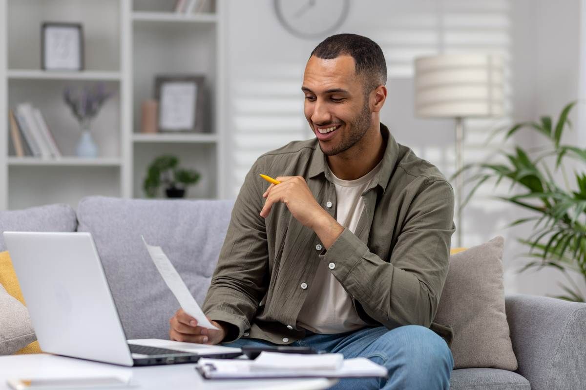 Homem planejando suas finanças para aumentar o score.