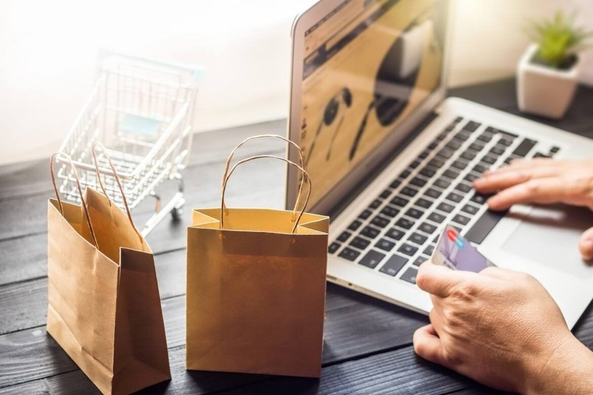 Mulher fazendo compras na Amazon Internacional pelo notebook