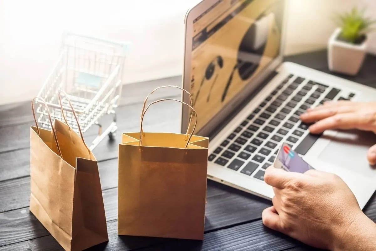 Mulher fazendo compras na Amazon Internacional pelo notebook