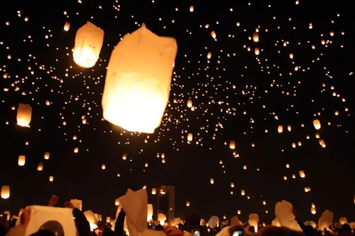 Festival das Lanternas na Tailândia com luzes sendo lançadas ao ceú