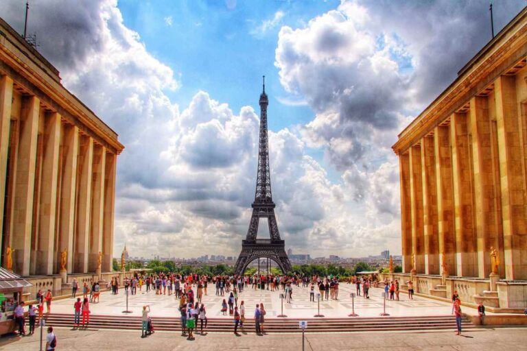 Torre Eiffel em um dia nublado.