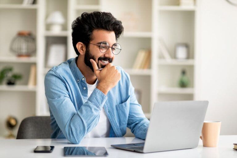 Homem se cadastrando online na Braip pelo notebook.