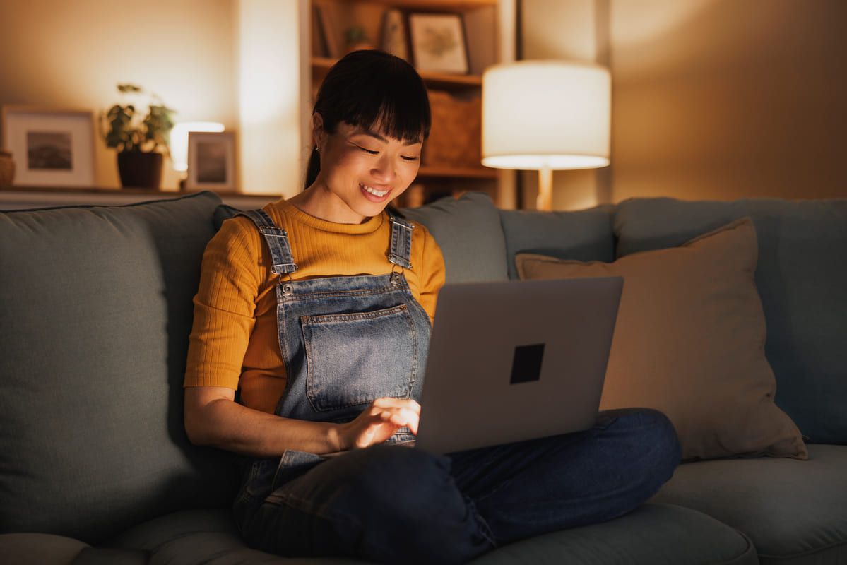 Mulher no computador para ilustrar um texto sobre o novo portal do contribuinte.