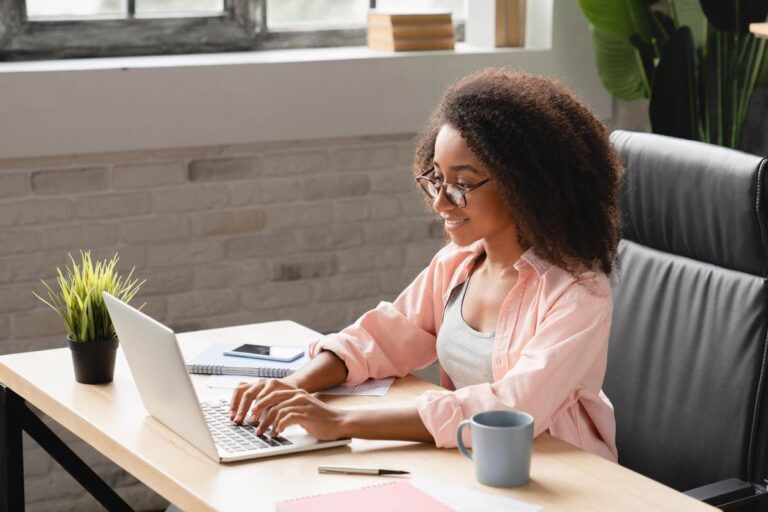 Mulher acessando o Remote.co para pesquisar vagas de emprego.