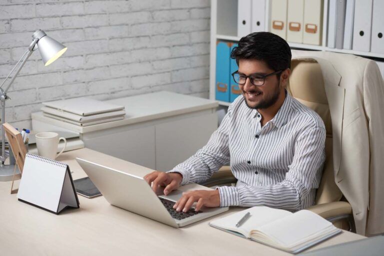 Empreendedor abrindo empresa pelo Balcão Único no notebook.