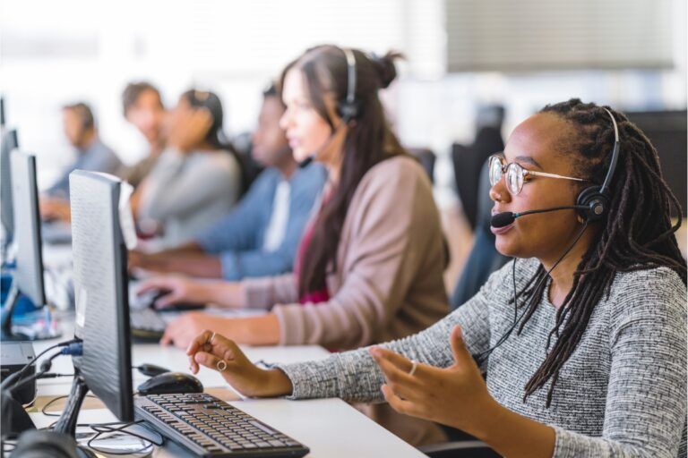 Foto de atendentes para falar sobre o telefone do Banco Pan.