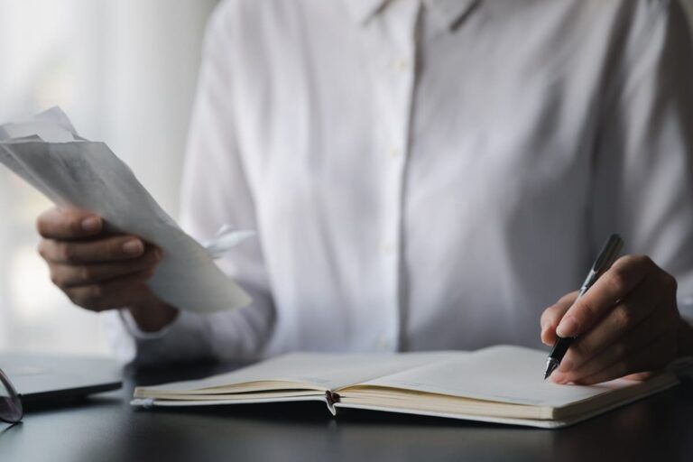 Homem avalia comprovante de renda do trabalho