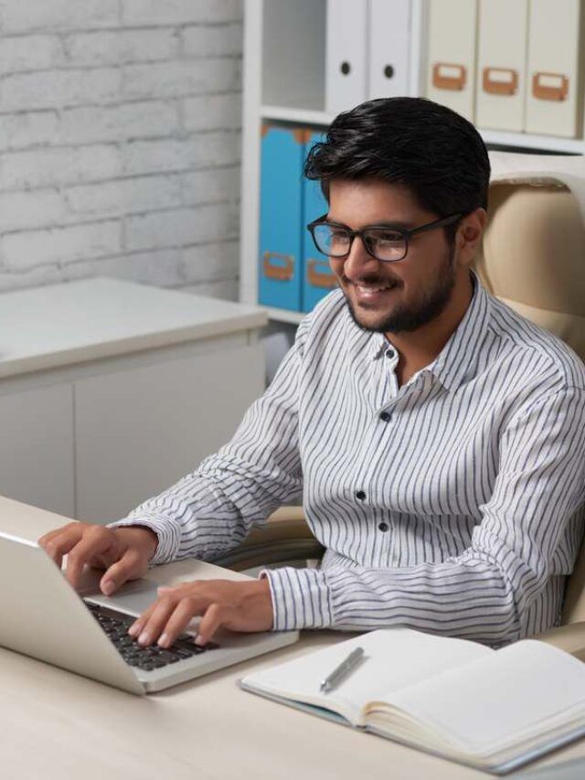 Empreendedor abrindo empresa pelo Balcão Único no notebook.