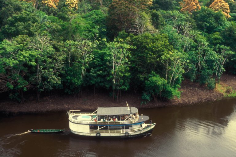 Pessoas em embarcação aproveitando o passeio de ecoturismo