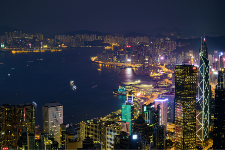 Vista iluminada de cima de Hong Kong durante a noite