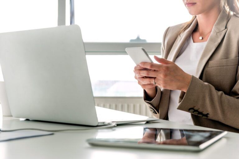 Mulher informando o IBAN Colômbia ao fazer transferência online pelo smartphone.