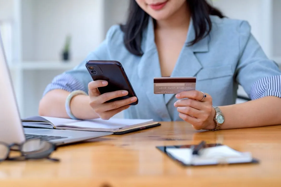 Mulher pesquisando pelo IBAN Bank of America no app do banco.