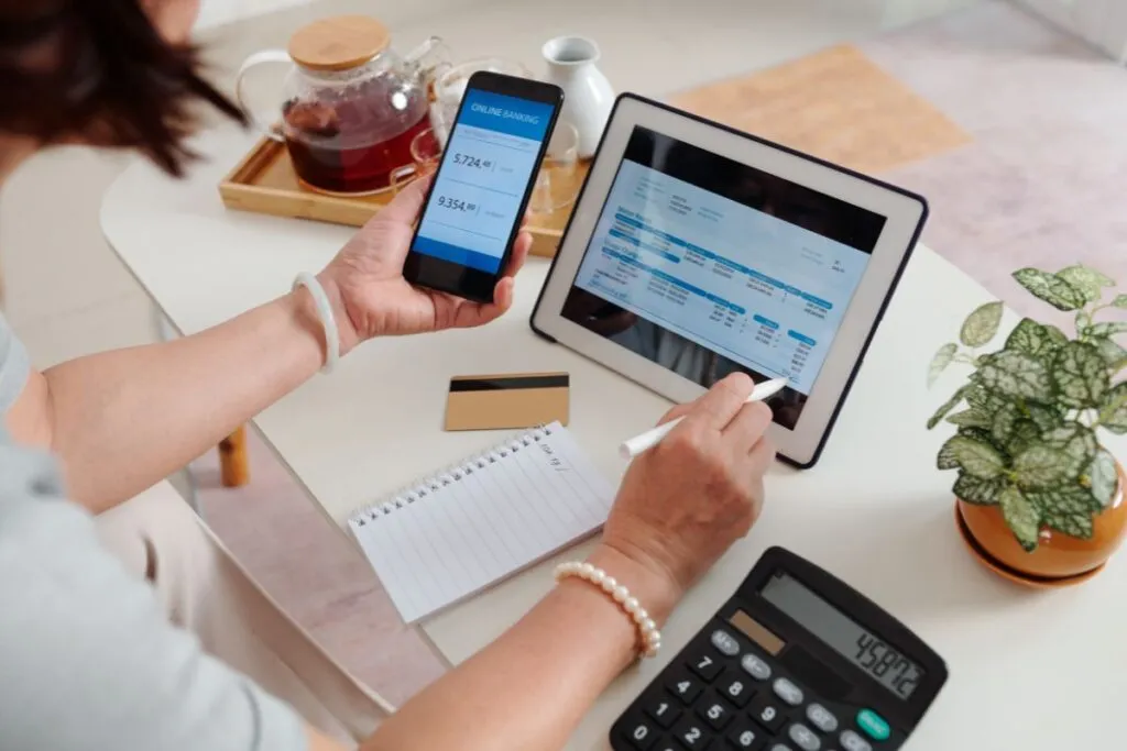 Mulher fazendo transferência bancária online. 