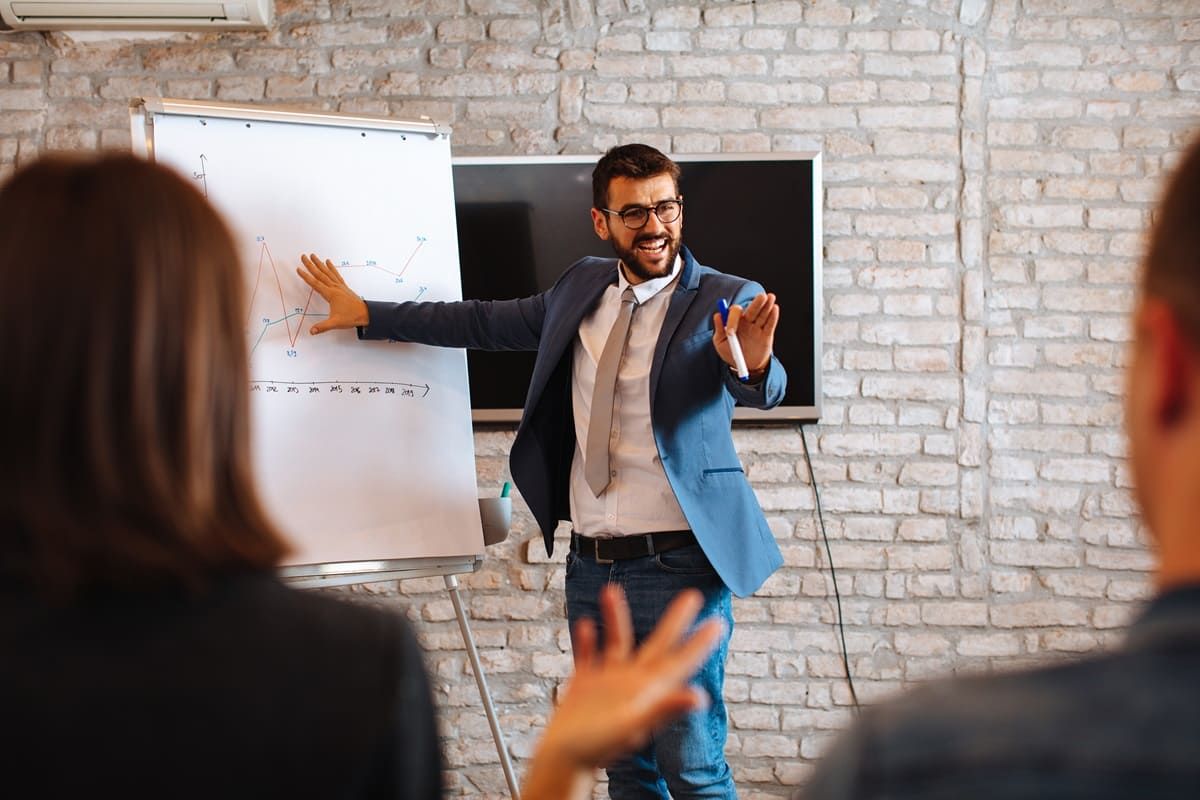 Homem pratica rapport em apresentação