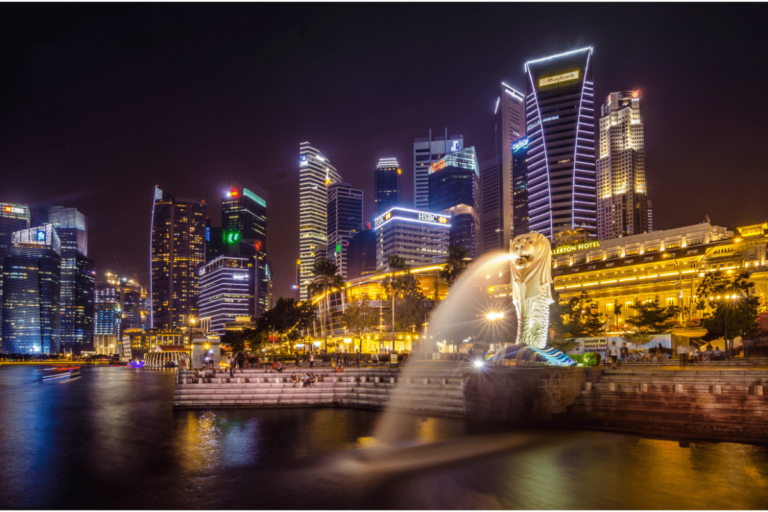 Vista noturna de Singapura com os prédios modernos iluminados