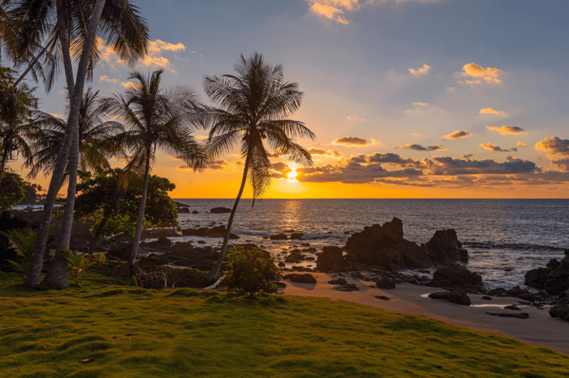 Vista do pôr-do-sol na Costa Rica, lugar atraente para quem quer descansar e tirar a aposentadoria na Costa Rica