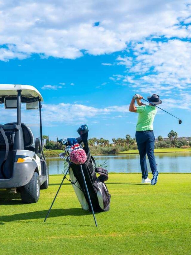 Golfista jogando em um campo de golfe no Rio de Janeiro.